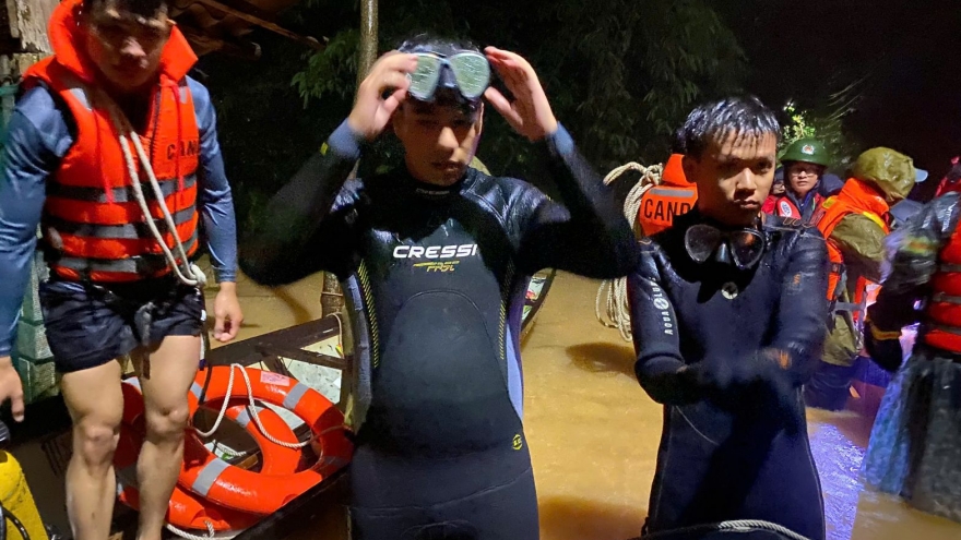 Huế: Hai vợ chồng đi ra bến xe về quê, người vợ ngã và bị nước cuốn mất tích